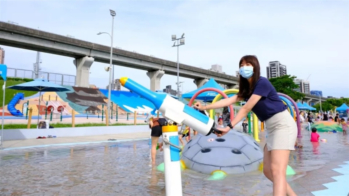 親子共遊好所在 三重荷花公園夏荷驕陽舞河濱