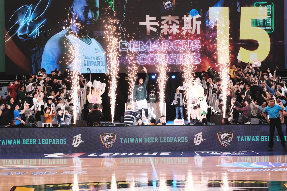 NBA球星「表弟」卡森斯(DeMarcus Cousins)加盟台啤永豐雲豹,20日於桃園巨蛋籃球場對抗台鋼獵鷹。(圖/施君藝攝)