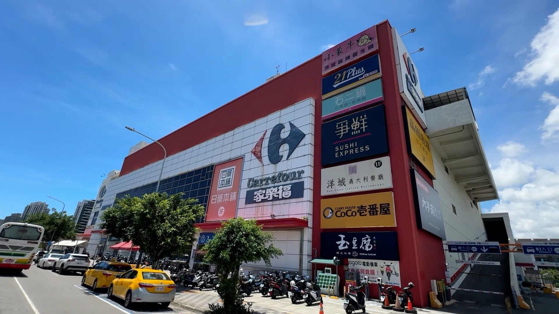 家樂福商圈讓生活採買便利。（圖／記者劉亮亨攝）